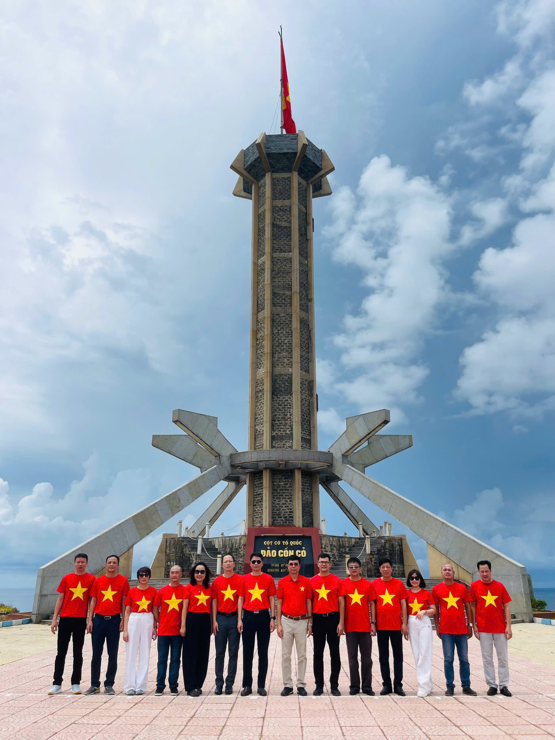 Đảng bộ Cơ quan Tổng công ty Máy và Thiết bị công nghiệp - CTCP về nguồn tại Quảng Trị và Đảo Cồn Cỏ